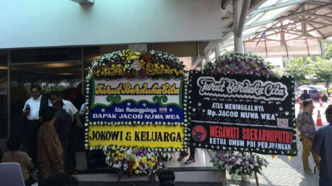 Papan bunga dari Presiden Jokowi