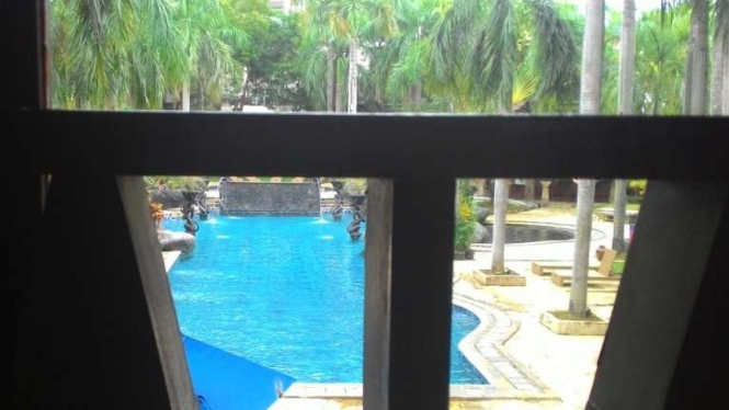 Tempat Kejadian Perkara (TKP) kolam renang Hotel Novotel Surabaya.