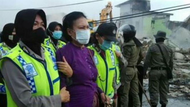 Aktivis Ratna Sarumpaet diamankan petugas di lokasi pembongkaran Pasar Ikan, Luar Batang, Jakarta Utara.