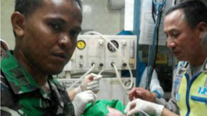 Anggota Lantas Polda Metro Jaya bantu istri anggota TNI melahirkan di perempatan Rawasari, Jakarta Pusat. Senin 11 April 2016