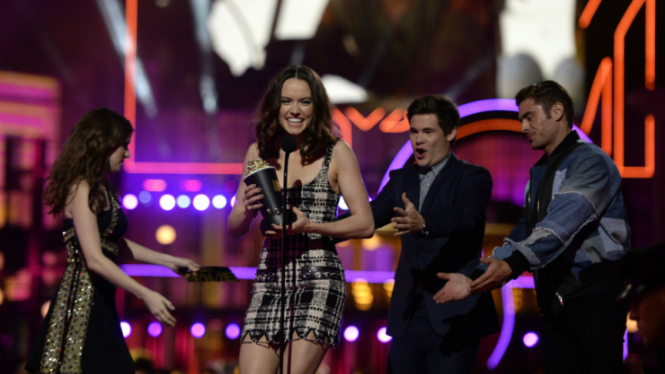 Daisy Ridley memenangkan piala MTV Movie Awards 2016