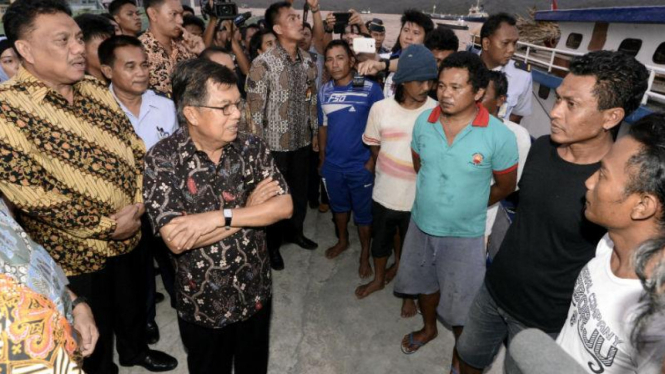 Wakil Presiden Jusuf Kalla berbincang dengan nelayan di Bitung, Sulawesi Utara.