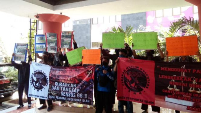 Massa Gerakan Muslim Nusantara unjuk rasa di Komnas HAM. Mereka menuntut tim Densus 88 Antiteror dibubarkan