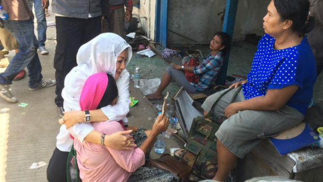 Bakal calon gubernur DKI, Hasnaeni Moein memeluk warga Pasar Ikan