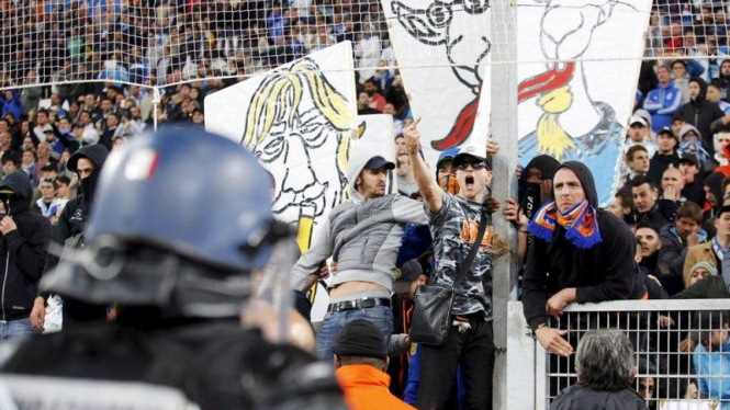Suporter Marseille saat lakukan protes di tengah laga