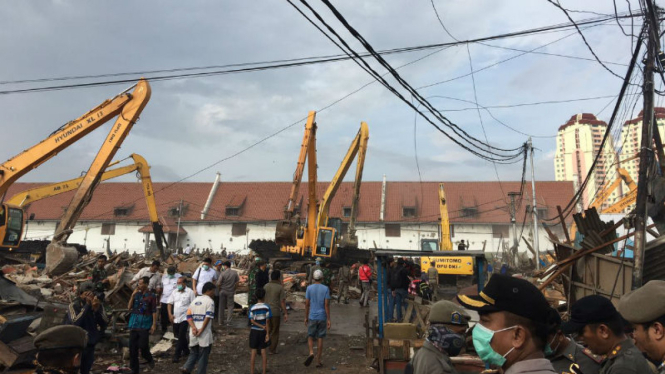 Sejumlah alat berat hancurkan rumah warga Pasar Ikan Luar Batang.
