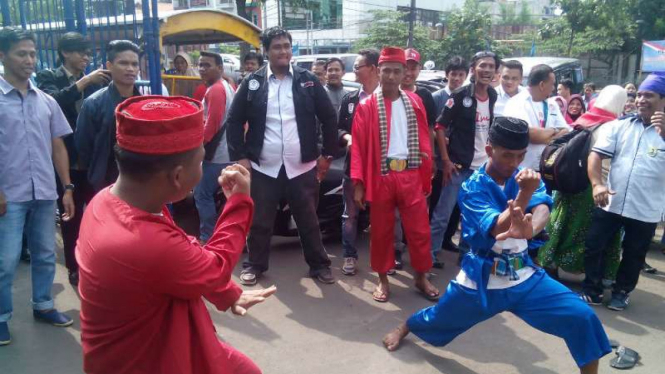 Tradisi Palang Pintu sambut kedatangan rombongan Yusril