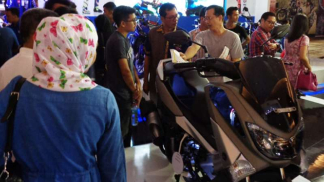 Pengunjung memadati stan Yamaha di IIMS 2016.