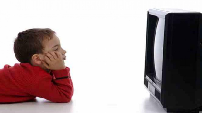 Ilustrasi anak kecil menonton TV.