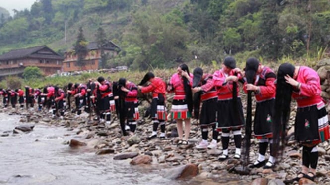 Wanita Suku Yao di China merayakan festival tahunan rambut panjang.