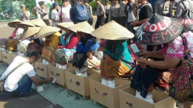 Petani Rembang demo semen kaki di depan Istana Negara.