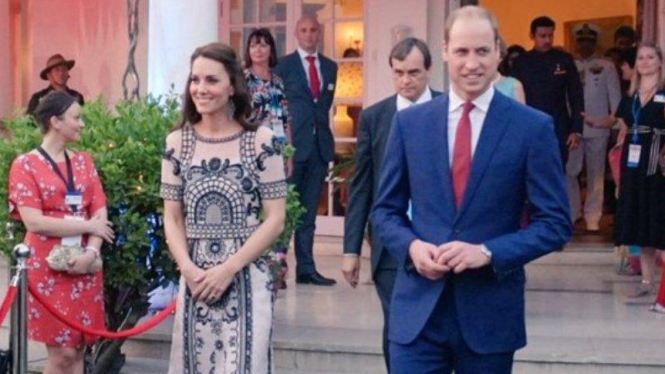  Kate Middleton dan Pangeran William di New Delhi, India saat menghadiri pesta kebun perayaan ulang tahun Ratu Elizabeth II ke-90.