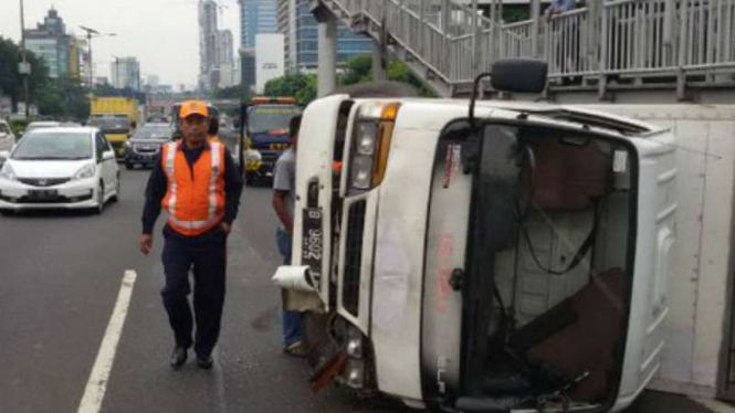 Truk terguling di tol dalam kota, Jakarta, Selasa, 12 April 2016.