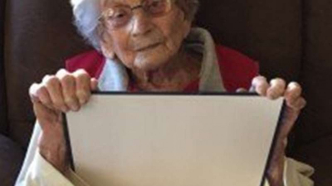 Nenek berusia 102 tahun ini akhirnya meraih gelar sarjana.