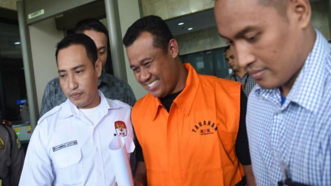 Bupati Subang, Ojang Suhandi (tengah), mengenakan rompi tahanan seusai menjalani pemeriksaan di Gedung KPK beberapa waktu silam. 