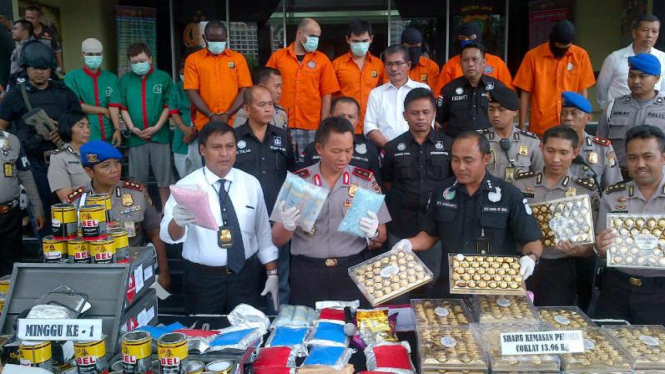 Polda Metro Jaya membongkar kasus narkoba dalam kemasan lem dan cokelat 