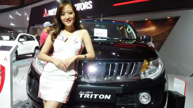 Model seksi otomotif di ajang IIMS 2016.