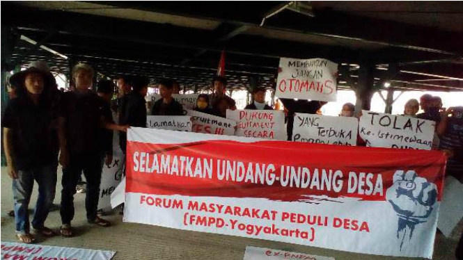 Demo menuntut transparansi dalam rekruitmen pendamping desa.