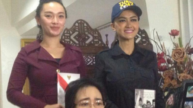 Zaskia Gotik dan Julia Perez silatrahmi ke Rachmawati Soekarnoputri