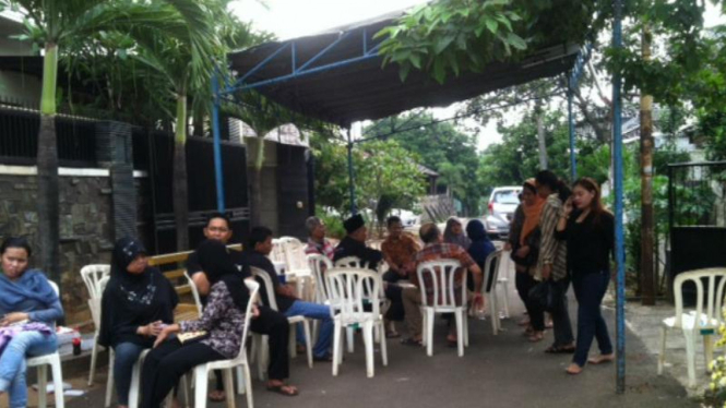 Suasana rumah duka guru SMKN 33 yang tewas dibunuh, Kamis, 14 April 2016