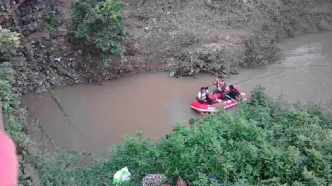 Pencarian di Sungai Cimanceuri, Tangerang.