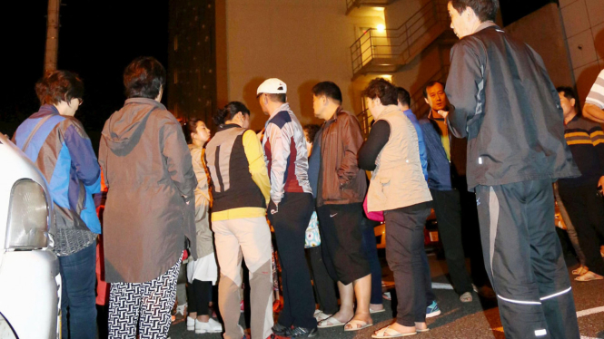  Warga dievakuasi dari hotel setelah gempa berkekuatan 6.4 SR mengguncang Kumamoto yang terletak di sebelah selatan Tokyo, 14 April 2016.