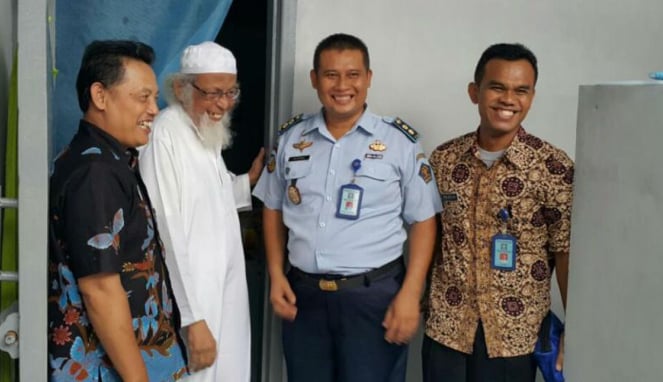 Description : Abu Bakar Baasyir berpose bersama Kalapas Pasir Putih, Hendra Eka Putranto. Jumat 15 April 2016.