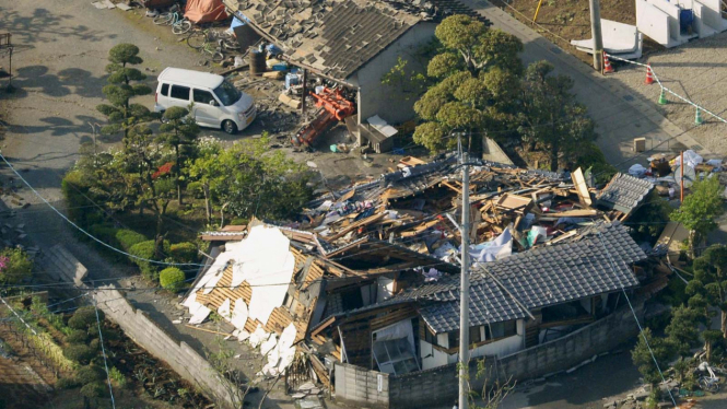 Sebuah rumah di kota Mashiki runtuh akibat gempa berkekuatan 6.4 SR mengguncang wilayah Kumamoto yang ada di bagian selatan Jepang, 14 April 2016 malam.