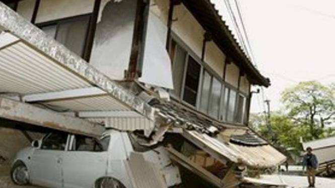 Sebuah rumah yang runtuh akibat gempa di Kumamoto, Jepang, 14/4/2016.