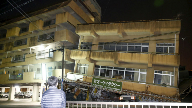 Sebuah gedung mengalami kerusakan akibat gempa di Kumamoto, selatan Jepang, 16 April 2016.