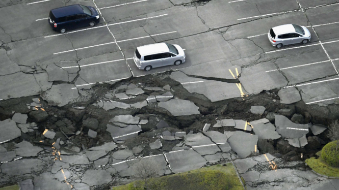 Retakan akibat gempa terlihat di tempat parkir di kota Minamiaso, Kumamoto, selatan Jepang, 16 April 2016.