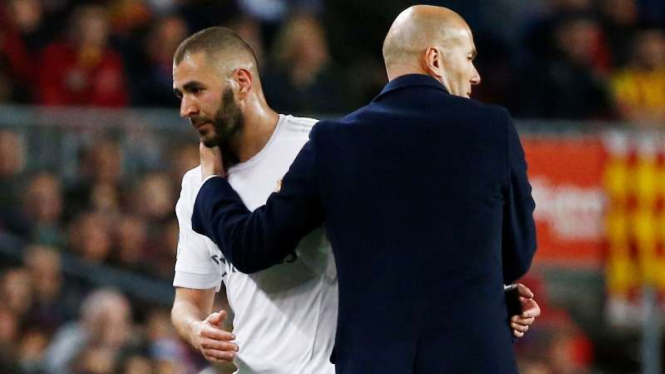 Penyerang Real Madrid, Karim Benzema (kiri) dan Zinedine Zidane