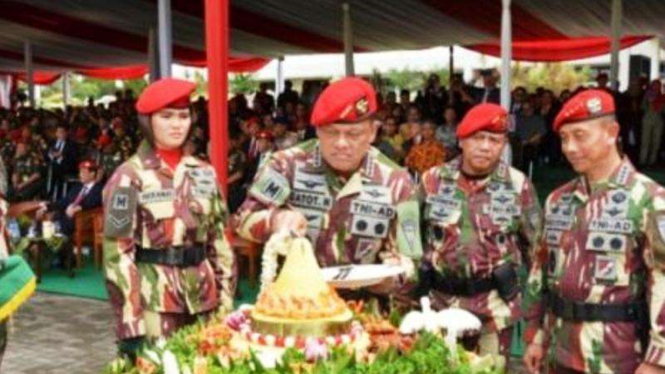 Panglima TNI memotong tumpeng peringatan HUT ke-64 Kopassus