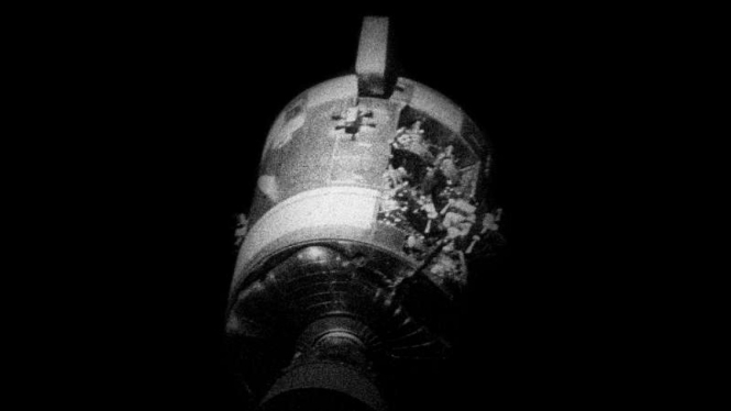 Apollo 13 saat mengalami kerusakan parah usai tanko oksigen meledak pada April 1970.
