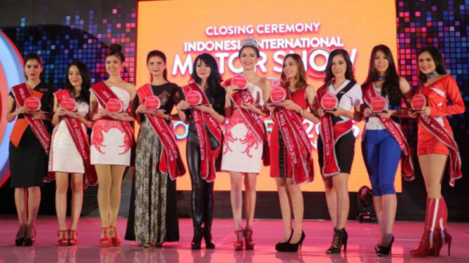 Sales Promotion Girl cantik yang menjadi pemenang Miss SPG di ajang pameran otomotif IIMS 2016, Jakarta, Sabtu (16/4/2016)