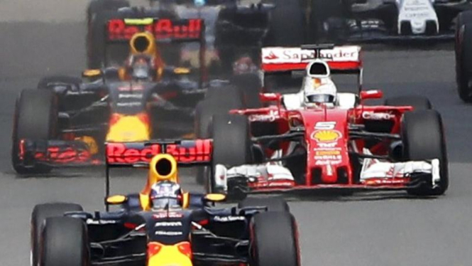 Pembalap Red Bull, Daniel Ricciardo (depan)