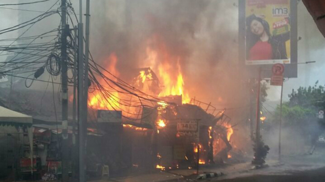 Kebakaran di Jalan Prof Satrio, Jakarta Selatan, Minggu, 17 April 2016.