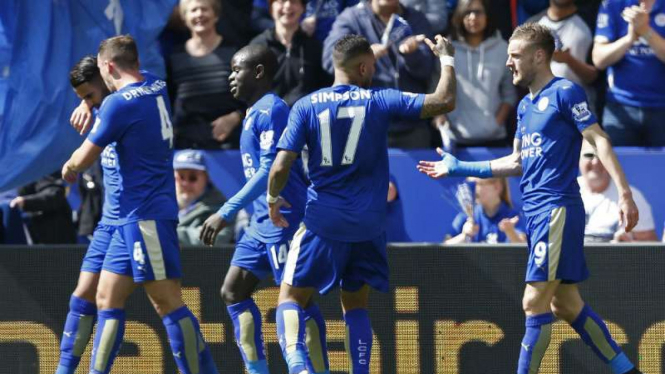 Para pemain Leicester City merayakan gol Jamie Vardy