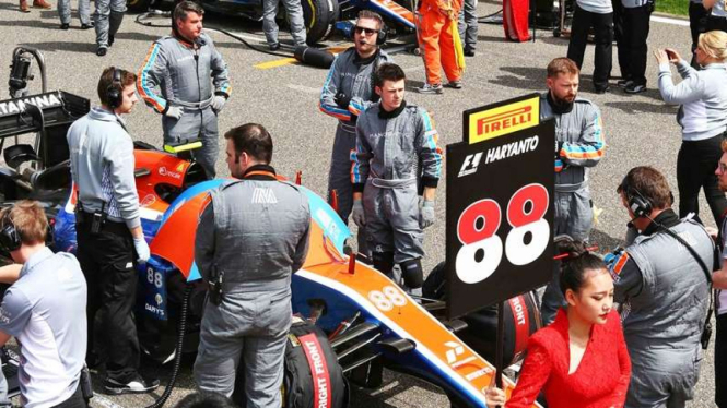 Awak tim Manor Racing bersama mobil F1 yang dikendarai Rio Haryanto.  