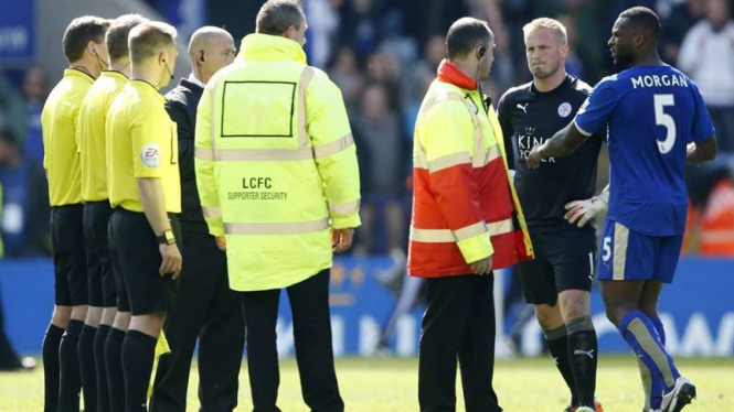 Kiper Leicester City, Kasper Schmeichel memprotes wasit usai pertandingan