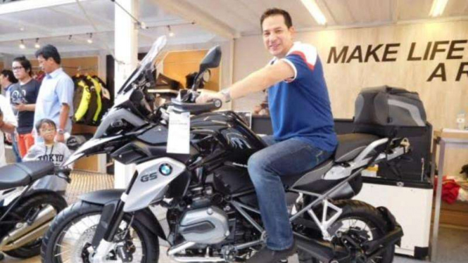 Ari Wibowo kendarai motor BMW Motorrad