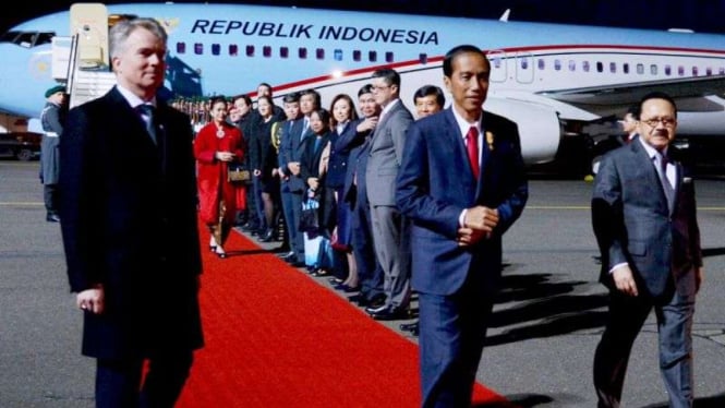 Presiden Joko Widodo disambut Dubes RI untuk Jerman, Fauzi Bowo, saat tiba di Berlin pada Minggu malam 17 April 2016. 