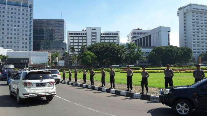 Petugas berjajar di Tugu Tani