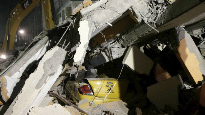 Taksi tampak di bawah reruntuhan hotel usai gempa yang mengguncang Portoviejo, Ekuador, 17 April 2016.
