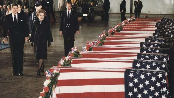 Presiden AS Ronald Reagan di depan peti mati Marinir AS