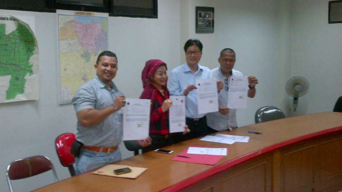 Hasnaeini Moein mengembalikan formulir pendaftaran bakal calon gubernur DKI.