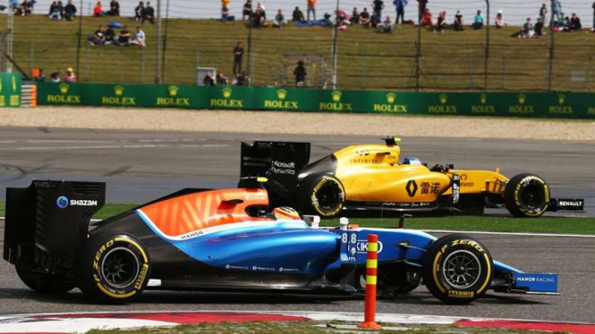 Pembalap Manor Racing, Rio Haryanto dan pembalap Renault, Joylon Palmer.