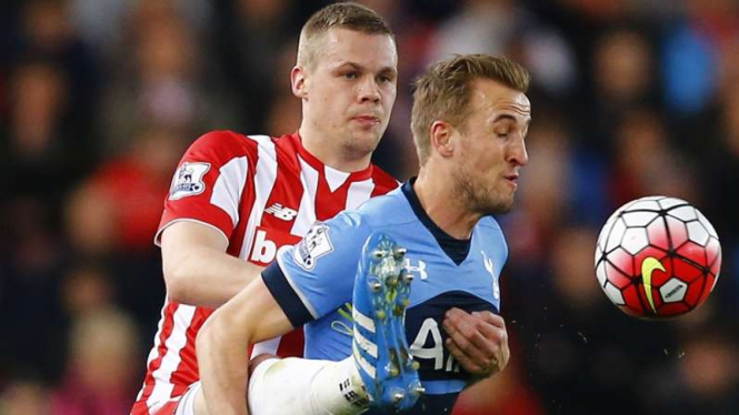 Striker Tottenham Hotspur, Harry Kane dijaga ketat pemain Stoke City