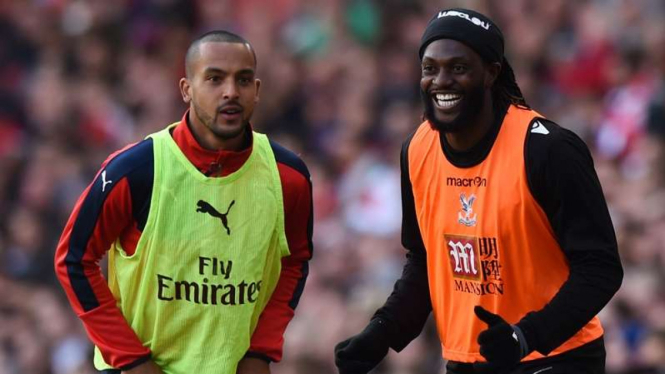 Striker Crystal Palace, Emmanuel Adebayor saat pemanasa di Emirates Stadium