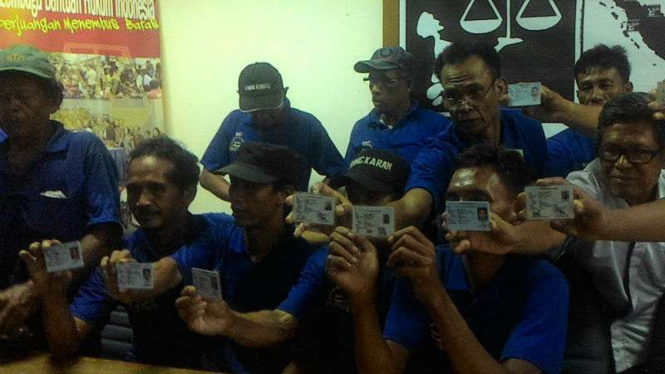 Nelayan Teluk Jakarta menunjukan KTP untuk membuktikan pekerjaan mereka